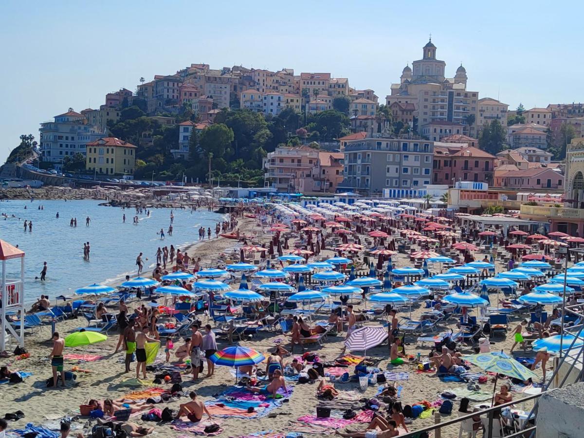 Incantevole Appartamento Sul Mare - Borgo Marina Imperia Værelse billede